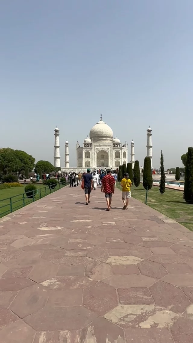 A cada dia uma nova sala de aula! Dia de Taj, 40 graus de calor reflectidos no mármore branco mas ninguém esmorece! 
#yoganaíndia #familyedition #casaganapati #tajmahal