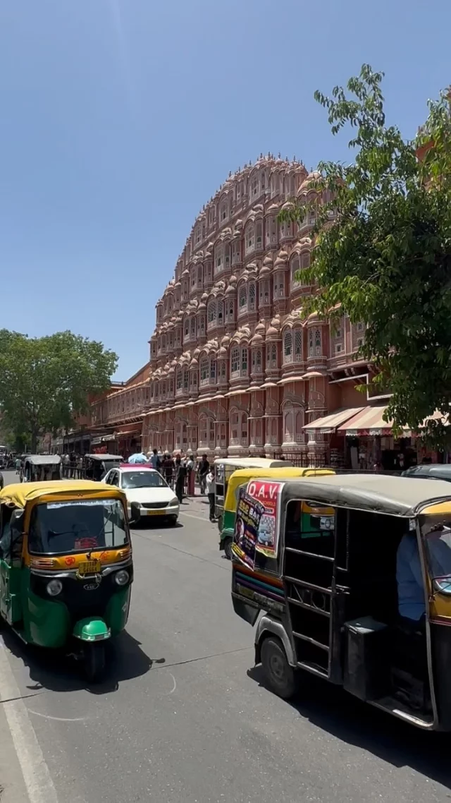 Um dia em Jaipur com muito a aprender sobre o palácio mais fresco do Rajastão #palaciodosventos e o conhecimento astronómico ancestral no  #jantarmantar onde o maior relógio de sol do mundo é preciso ao segundo!
#yoganaíndia #familyedition #casaganapati