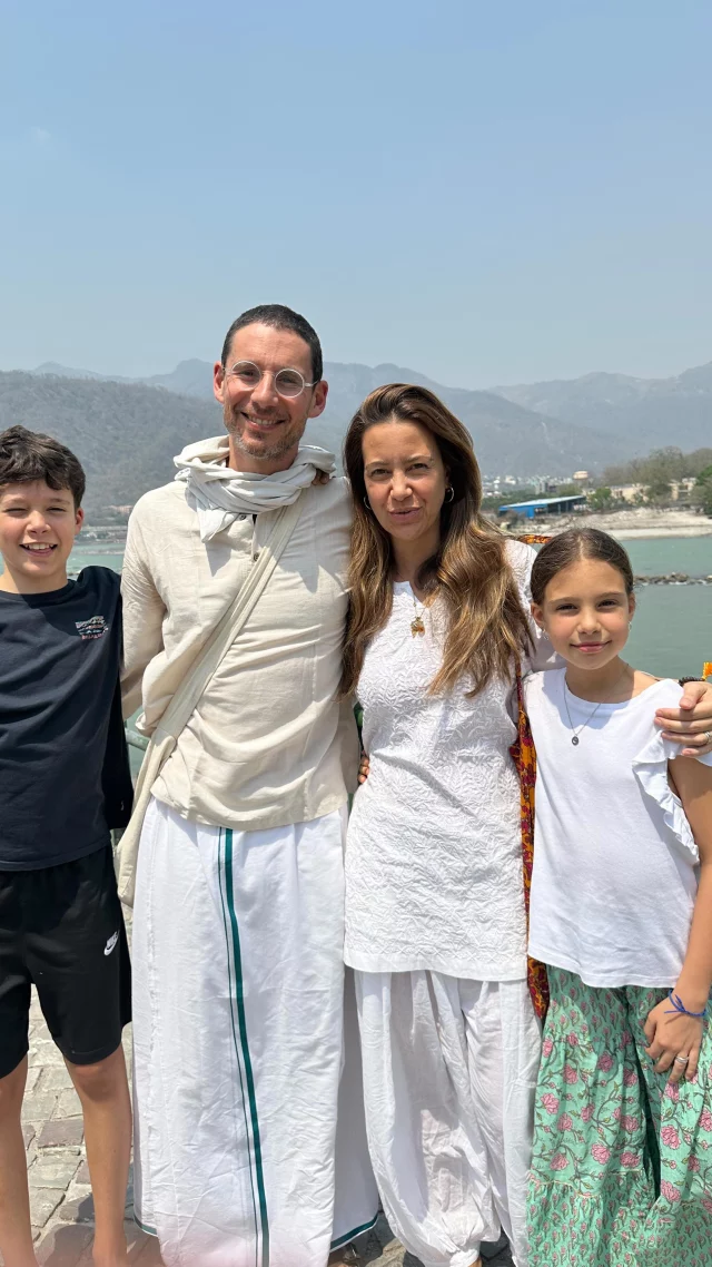 Concluímos esta viagem em família, no lugar que mais nos toca o coração, junto a Gangā, no ashram onde sentamos junto ao nosso Mestre, onde estudamos, casamos e vivemos tanto. Não tem tamanho a alegria de partilhar tudo isto com os nossos filhos ❤️ O Swamiji não está aqui mas a sua benção continua com a nossa família e com todas as que viajaram connosco nesta aventura pela Índia real e sem filtro: com noites no comboio, banhos no Ganges, refeições no chão de templos e ashrams, rituais do fogo e sobretudo junto das pessoas e de tantas crianças cujo sorriso vai connosco para casa. Obrigada a este grupo que gerou tão bom ambiente e fez com tudo fluísse tão bem e facilmente, obrigada a estas crianças que foram verdadeiros aventureiros resilientes prontos a abraçar tanta diferença, obrigada ao  @inaciorozeira por ser sempre o alicerce que nos sustenta, obrigada Bharat, grande Índia, por seres a mãe generosa onde cabe sempre mais um.
#yoganaíndia #familyedition #casaganapati